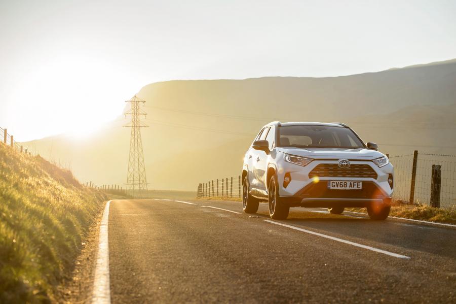  Toyota RAV4 Hybrid 2019 года  (UK) (фото 3 из 40)